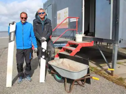 Seinen Dank richtet B&uuml;rgermeister Henning Kaars auch an die Bauhof-Mitarbeiter Marcel Sakowitz und Tim Schaper, hier bei den Abbauarbeiten zum Saisonschluss 2022 in Sehestedt.