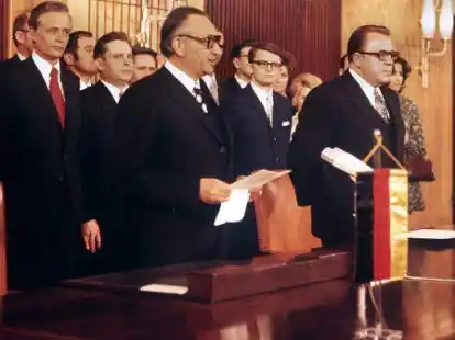 Der damalige Staatssekret&auml;r Egon Bahr (SPD, Deutschland, vorn  links) und der damalige Staatssekret&auml;r  Michael Kohl (DDR, vorn rechts) nach der Unterzeichnung des Grundlagenvertrages 1972 im Ostberliner Ministerratsgeb&auml;ude.