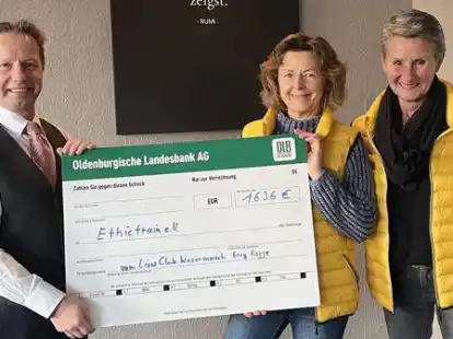 Bernd Bierfischer vom Verein Ethic Train freute sich &uuml;ber den Scheck, den ihm Kerstin Eppler und Sabine Siefken vom Lions Club Emy Rogge (von links) &uuml;berreichten.
