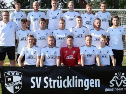 Der SV Str&uuml;cklingen in der Saison 2022/2023 mit (hinten, von links): Jannik Sondag, Hannes Kruse, Steffen Waden, Nils Koppelkamm, Paul Remmers, Eike Hermes, (Mitte, von links) Trainer Kurt Ullmann, Theis B&ouml;hmann, Henry Lukassen, Florian Schoon, Maik Thoben, Co-Trainer Denis Widder, Betreuer Thorsten Haan, (vorne, von links) Hannes Einhaus, Andre Sick, Eike ter Veer, Marcel August, Marvin Geesen.