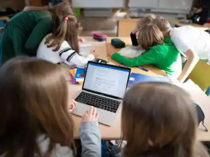 Sch&uuml;ler einer f&uuml;nften Klasse benutzen im Unterricht einen Laptop. Die Schulstiftung St. Benedikt (Vechta) setzt sich f&uuml;r ein Ende der &bdquo;Katholikenquote&ldquo; ein.