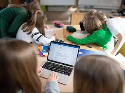Sch&uuml;ler einer f&uuml;nften Klasse benutzen im Unterricht einen Laptop.  Die Schulstiftung St. Benedikt (Vechta) setzt sich f&uuml;r ein Ende der &bdquo;Katholikenquote&ldquo; ein.