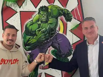 Holen den Hulk ins Stadtwappen von Bad Nenndorf: K&uuml;nstler Steffen Rosenberger (links) und B&uuml;rgermeister Mike Schmidt (CDU) im Besprechungsraum