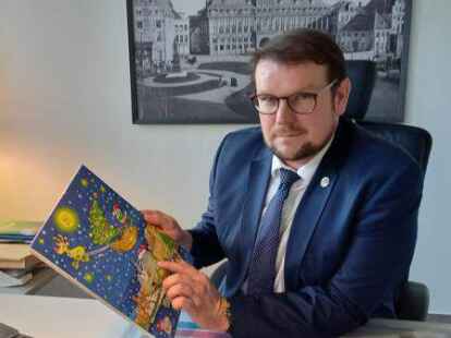 Und ab dem 24.12. ist erst einmal eine kleine Pause angesagt: OB Tim Kruithoff mit dem Adventskalender der Stadtwerke Emden, gestaltet von Robert Sgrai, ehemaliger Grafiker der Emder Zeitung