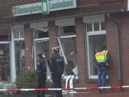 Nach dem Sprengstoffanschlag: Polizisten untersuchen die OLB-Filiale in Augustfehn.