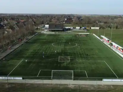 Das Gel&auml;nde vom TuS Rot-Wei&szlig; Emden mit dem Vereinsheim im Hintergrund: Vorne ist der Kunstrasenplatz zu sehen.
