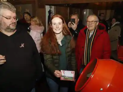 Gro&szlig;e Spannung herrschte bei der Ziehung der Gewinner der Weihnachtsverlosung des Handels- und Gewerbevereins Bar&szlig;el  (v.l.): Michael Niemeyer, Gl&uuml;cksfee Kristina Haak und Franz Bahlmann.