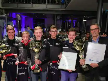 Die letzten Titeltr&auml;ger: Marion Reuter (links), die B-Junioren-Bo&szlig;eler des BV Spohle und Heiner L&uuml;ers (rechts) gewannen in 2020 die bisher letzten Titel als Ammerl&auml;nder Sportler des Jahres.