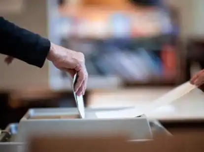 Eine Frau wirft ihren Stimmzettel in ein Wahlurne in einem Wahllokal in Essen. +++ dpa-Bildfunk +++