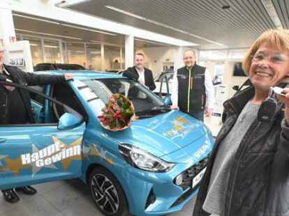 Ursula und Wolfgang Hermann (vorn) aus Ganderkesee wird der Auto-Hauptgewinn von NWZ-Verkaufsleiter Torsten Hillje (hinten links) und Christian Pl&auml;tzer, Verkaufsleiter des Delmenhorster Autohauses W. M&uuml;ller, &uuml;berreicht.