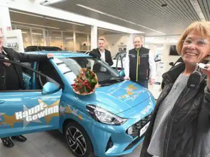 Ursula und Wolfgang Hermann (vorn) aus Ganderkesee wird der Auto-Hauptgewinn von NWZ-Verkaufsleiter Torsten Hillje (hinten links) und Christian Pl&auml;tzer, Verkaufsleiter des Delmenhorster Autohauses W. M&uuml;ller, &uuml;berreicht.
