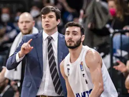 R&uuml;ckkehr an die alte Wirkungsst&auml;tte: Trainer Pedro Calles (links) und Max DiLeo treffen mit den Baskets Oldenburg auf Hamburg.