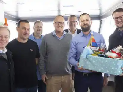 Eine freundliche Geste, stellvertretend an alle Seeleute: Seemannspastor Meenke Sandersfeld, Chef-Ingenieur Denys Yakovenko, Hafenkapit&auml;n Keno Raveling, Klaas Ulferts und Jan Remmers (beide Anker Schiffahrt), Kapit&auml;n Sergei Nikulin und OB Tim Kruithoff an Bord der &bdquo;Lady Menna&ldquo;.
