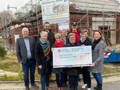 Bei der Scheck&uuml;bergabe (v.l.): Frank Sch&uuml;&uuml;r, Sonja Buhr, Thorsten Heyroth-Huneke, Magrit de Wall, Mareike St&ouml;hr, Frauke Seitz-Kl&uuml;&szlig;, Ulrich St&ouml;hr, Enne Bussmann und Sylvia Dojen. Nicht dabei waren vom Orga-Team: Ralf Huneke, Elke Hinrichs, Jurine Abeln und Christian de Riese.