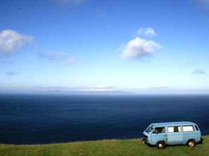 Idylle pur: der blaue Bulli von Europa-Fan Oliver Lück an der Küste in Norwegen