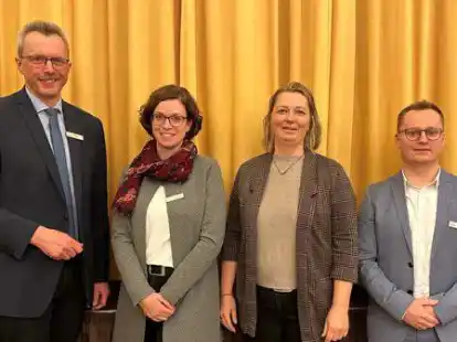 Neubesetzungen im Wiefelsteder Rathaus (von links): B&uuml;rgermeister J&ouml;rg Pieper begr&uuml;&szlig;te Jessica zu Jeddeloh, Dana Neumann und Rene Sch&auml;fer.