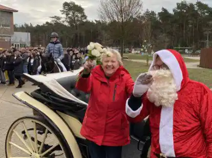 Anne Schrader (links) wurde mit Kutsche und Weihnachtsmann zum letzten Arbeitstag in der Waldschule geleitet.