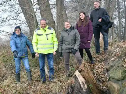 Schauen auf Erfolge der Renaturierung des Rittrumer M&uuml;hlbaches in Ohe (von links): Werner Knoop (Sportfischerei-Verein Huntlosen), Gerrit Finke und Silke Eichhorn-R&ouml;pke (beide Untere Naturschutzbeh&ouml;rde des Landkreises Oldenburg), Praktikantin Adriana Quaschny und Henning Meyer (Gew&auml;sserkoordinator Hunte-Wasseracht)