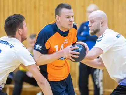 Jannik Uhlhorn (am Ball) erzielte zwei Tore f&uuml;r die HSG Gr&uuml;ppenb&uuml;hren/Bookholzberg II beim klaren Ausw&auml;rtssieg gegen Harpstedt.
