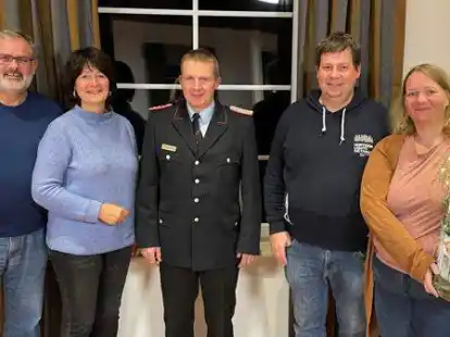 Staffel&uuml;bergabe im Blutspendeteam der Freiwilligen Feuerwehr Ahlhorn: (von links) Garlich und Astrid Grotel&uuml;schen (beide links) &uuml;bernehmen die Leitung von Maik und Imke Stolle (beide rechts). Ortsbrandmeister Carsten R&ouml;nnau dankte dem Ehepaar Stolle mit einem Pr&auml;sent.