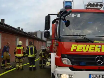 Aus bislang ungekl&auml;rter Ursache sind in einem landwirtschaftlichen Stall am Heideweg im Cloppenburger Ortsteil Bethen Kunststoff-Spaltb&ouml;den &uuml;ber einer G&uuml;lleanlage in Brand geraten.