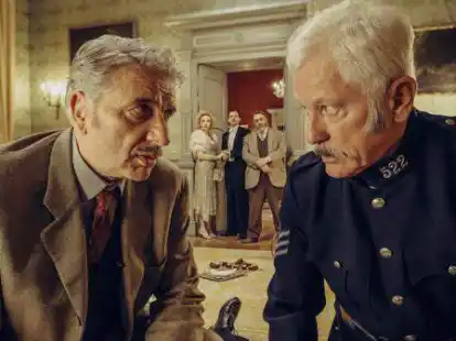 Im &bdquo;Tatort: Mord unter Misteln&ldquo; ermitteln Chief Inspector Francis Lightmyer (Udo Wachtveitl, links) und Constable Ivor Partridge (Miroslav Nemec, rechts) auf einem englischen Landsitz.