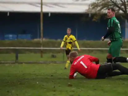 Und, kann er gleich jubeln? Folkmar Hamann legt den Ball sch&ouml;n an Struddens Torwart vorbei, doch in dieser Szene gibt es kein Tor &ndash; getroffen hat er beim 5:0 aber doch.