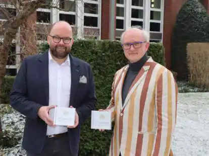 Landrat Johann Wimberg (links) und Diplom-Kirchenmusiker Heinrich Deboi stellten die Orgel-CD &bdquo;Residenzen &ndash; Orgelmusik aus den 13 St&auml;dten und Gemeinden im Landkreis Cloppenburg&ldquo; im Kreishaus vor.