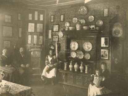 Blick in die gute Stube von Sanit&auml;tsrat Dr. Sunke Herlyn (1868-1947). Dort pr&auml;sentierte der praktische Arzt gerne jene Fundst&uuml;cke, die er bei seinen Hausbesuchen in der Krummh&ouml;rn entdeckt und erworben hatte.