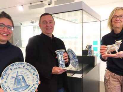 Delfter Keramik und Friesische Majolika: Sieben ausgew&auml;hlte St&uuml;cke aus der Schenkung der Familie Herlyn werden im Foyer pr&auml;sentiert. Museumsleiterin Jasmin Alley, Gregor Strelow (Verein 1820 die Kunst) und Kunsthistorikerin Dr. Annette Kanzenbach freuen sich &uuml;ber den Zuwachs (v.l.).