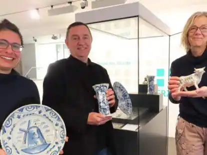 Delfter Keramik und Friesische Majolika: Sieben ausgew&auml;hlte St&uuml;cke aus der Schenkung der Familie Herlyn werden im Foyer pr&auml;sentiert. Museumsleiterin Jasmin Alley, Gregor Strelow (Verein 1820 die Kunst) und Kunsthistorikerin Dr. Annette Kanzenbach freuen sich &uuml;ber den Zuwachs (v.l.).