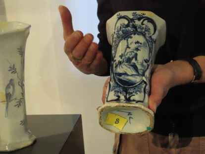 Schenkung an das Ostfriesische Landesmuseum Emden: Hier zwei Trichtervasen, die die Marke der Delfter Manufaktur &bdquo;De Porceleyne Bijl&ldquo; tragen. In der zweiten H&auml;lfte des 18. Jahrhunderts sind die chinesischen Vorbilder vielfach mit europ&auml;ischen Zierformen verbunden.