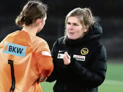 Imke W&uuml;bbenhorst (rechts) im Gespr&auml;ch mit Berns Torh&uuml;terin Jara Ackermann