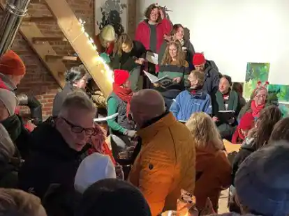 Man sang sogar gemeinsam: Walnussfest im Atelier Ohmert.