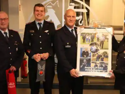 Kreisjugendfeuerwehrwart Werner Mietzon (rechts) verabschiedete (von links): Holger Busch (Jugendfeuerwehr Kirchhatten), Jannis Kirchhoff (Jugendfeuerwehr Prinzh&ouml;fte) und Andreas Tangemann (ehemaliger Kreisbrandmeister).