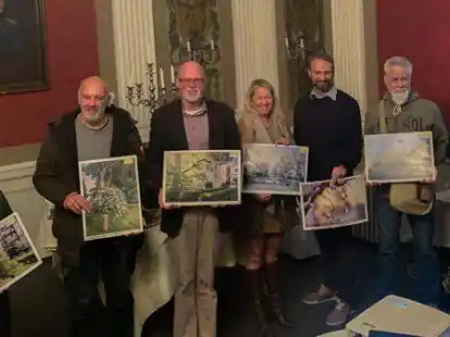 Bei der Pr&auml;sentation der Fotos f&uuml;r den Oldenburg Kalender der Rotary-Clubs (von links):  Sima Koocheki, Marco Smit (3. Platz), Hans-J&uuml;rgen Zietz (2. Platz), Trixi Stalling, Eduard Peters, Peter Porikis (1. Platz) und Holger Janssen
