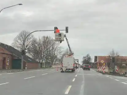 Die Ampelanlage an der Bundesstra&szlig;enkreuzung in Engerhafe wird auf einen neuen Stand gebracht.
