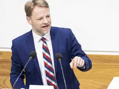 Sprach seinen Vorg&auml;nger Reinhold Hilbers (CDU) mit &bdquo;Herr Minister&ldquo; an: Gerald Heere (Gr&uuml;ne), Niedersachsens neuer Finanzminister, spricht im Landtag.