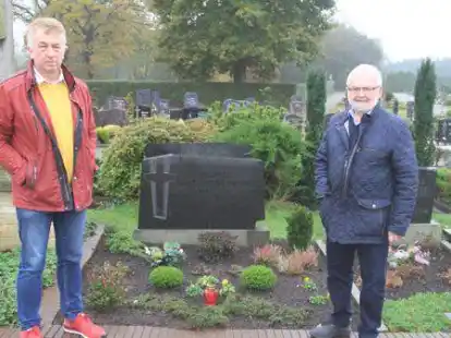 G&uuml;nter Buschenlange (l.) und Hans Gehlenborg informierten &uuml;ber die &Uuml;bernahme der Pflege der B&uuml;nnemeyer-Grabstelle. Es fehlt Agnes Meyer.