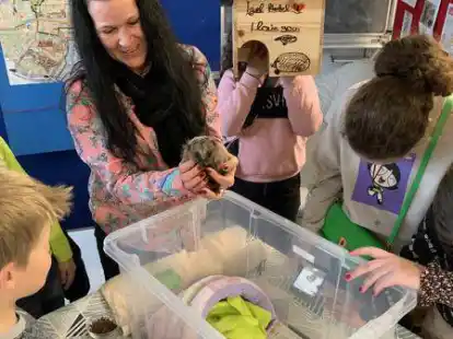 Ramona Fernandez besuchte die Sch&uuml;ler-AG &bdquo;Let&rsquo;s walk the dog&ldquo; an der Oberschule Herrentor. Emdens Igel-Muddi pflegt seit &uuml;ber f&uuml;nf Jahren bei sich Zuhause kranke und verletzte Igel wieder gesund.