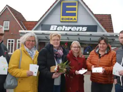 Verteilen 22 Einkaufsgutscheine: B&uuml;rgermeister Stephan Eiklenborg, Sylke L&uuml;bben und Ute Ro&szlig;kamp (B&uuml;rgerverein), Julia R&ouml;hr und Martina Haschen (Sozialamt Sande) sowie Edeka-Marktleiter Jannis Behrens.