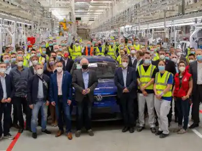 In Feierlaune: VW-Besch&auml;ftigte und G&auml;ste beim offiziellen Gruppenbild.
