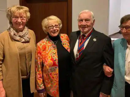 SSC-Pr&auml;sident Peter Lauer begr&uuml;&szlig;te unter anderem (von links) Hildegard Bohlsen, Waltraud Meyer und Sefa Grote zum Festessen.