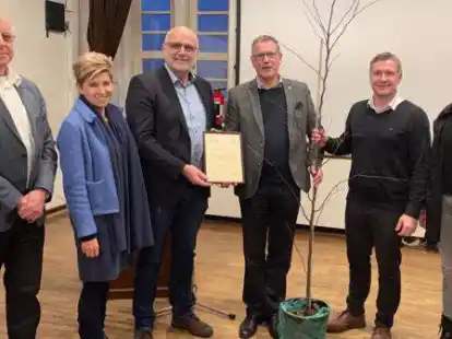 Kamen im Rathaus zusammen (von links): Martin Kossen (Stiftung Johanneum), Pflegedienstleiterin Maria Zewuhn, Verwaltungsdirektor Hubert Bartelt, B&uuml;rgermeister Jens Kuraschinski, Landrat Christian Pundt und Birgit Zobel-Elders (Personalvertretung).