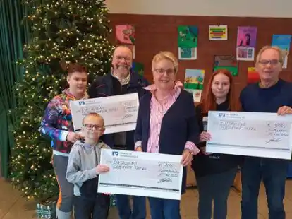 Bei der Scheck&uuml;bergabe: vorne Anton und Bernarda Berssen, rechts Lorena und Reinhold Looschen, Filip und Elmar Dubber