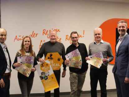 Die VR Bank Oldenburg Land &uuml;berreichte Spenden an drei Handels- und Werbegemeinschaften im Landkreis Oldenburg. Von links: Hendrik Holz (VR-Bank) mit Carola Borchers (Aktive Werbegemeinschaft Samtgemeinde Harpstedt), Peter Gebhardt und Joachim Lenzschau (beide HGV Wildeshausen), Stefan Pelster (Gemeinde Wardenburg Marketing Forum) und Alexander Apke (VR Bank).