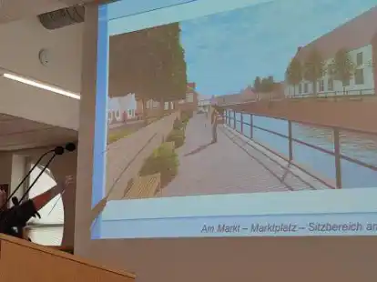 Planerin Gabi Groffmann vom Planungsb&uuml;ro NWP aus Oldenburg stellte Mitte Juni die Sanierungspl&auml;ne vor.