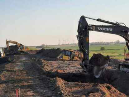 Mit gro&szlig;en Maschinen wird den Sommer &uuml;ber an der Deicherh&ouml;hung in der Krummh&ouml;rn gearbeitet.