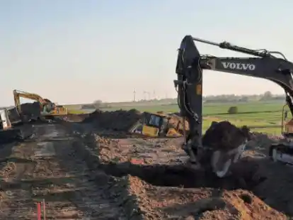 Mit gro&szlig;en Maschinen wird den Sommer &uuml;ber an der Deicherh&ouml;hung in der Krummh&ouml;rn gearbeitet.