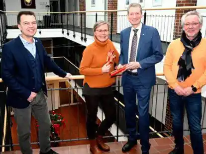 Eine langj&auml;hrige F&uuml;hrungskraft verl&auml;sst das Ganderkeseer Rathaus: Erster Gemeinderat Matthias Meyer (links), B&uuml;rgermeister Ralf Wessel und Personalratsvorsitzender Heiko Zimmermann (rechts) verabschiedeten Sieglinde Jahn in ihren Ruhestand.